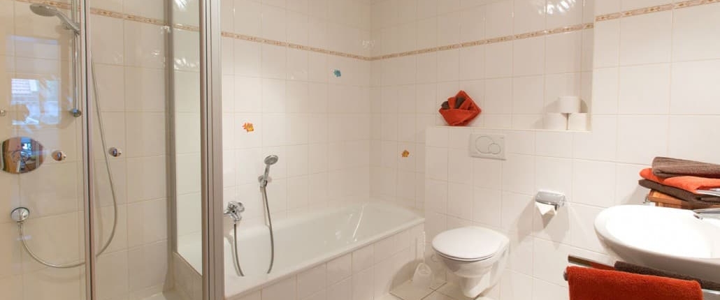 Gartenwohnung Dusche + WC + Badewanne + extra WC