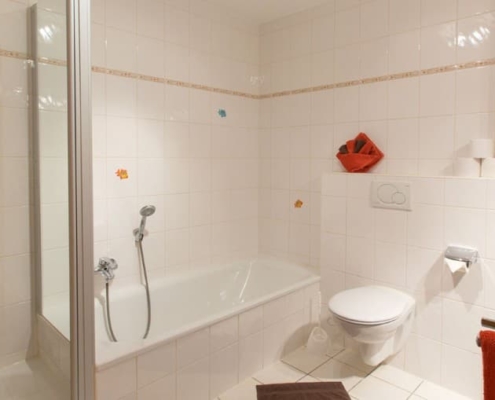 Gartenwohnung Dusche + WC + Badewanne + extra WC