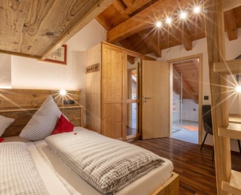 Schlafzimmer 2 mit eigenem Bad der Ferienwohnung Panorama Blick