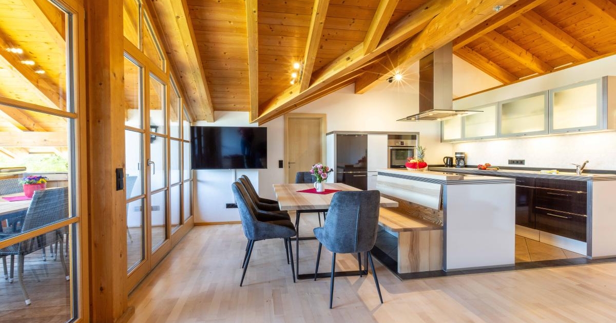 Wohnzimmer der Ferienwohnung Panorama Blick in Lenggries mit Panoramafenster