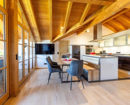 Wohnzimmer der Ferienwohnung Panorama Blick in Lenggries mit Panoramafenster