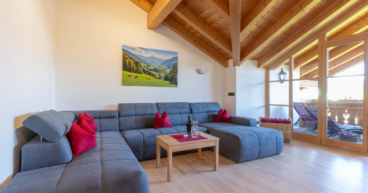 Große Couch im Wohnbereich der Ferienwohnung Panorama Blick