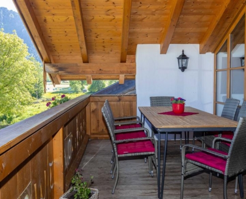 Essplatz auf dem Balkon der Ferienwohnung Panorama Blick in Lenggries