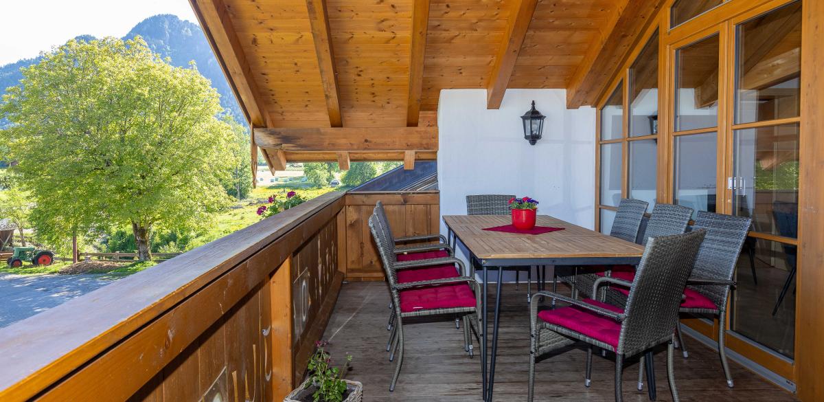 Essplatz auf dem Balkon der Ferienwohnung Panorama Blick in Lenggries
