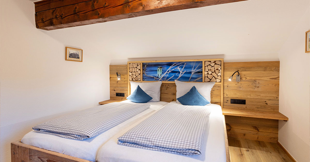 Schlafzimmer mit Doppelbett der FEWO Terrassenwohnung Schlafzimmer mit Doppelbett der Ferienwohnung Terrassenwohnung in Lenggries bei Bad Tölz