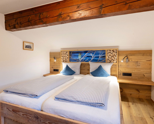 Schlafzimmer mit Doppelbett der FEWO Terrassenwohnung Schlafzimmer mit Doppelbett der Ferienwohnung Terrassenwohnung in Lenggries bei Bad Tölz