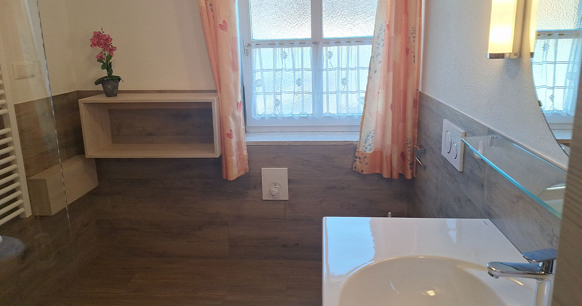 Zwei Duschen und WC der FEWO Terrassenwohnung Zwei Duschen und WC der nahezu barrierefreien Ferienwohnung Terrassenwohnung in Lenggries