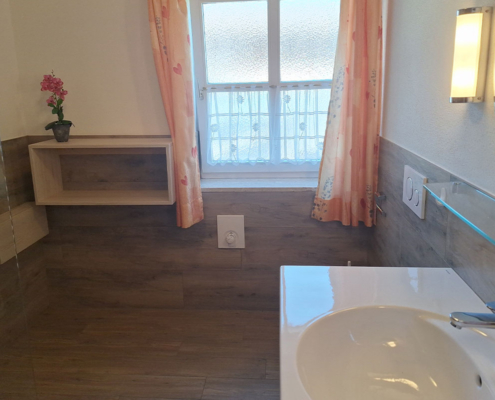 Zwei Duschen und WC der FEWO Terrassenwohnung Zwei Duschen und WC der nahezu barrierefreien Ferienwohnung Terrassenwohnung in Lenggries